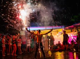 Base Ao Nang Beachfront Party Hostel 18-35 Years Old Only，位于奥南海滩的酒店