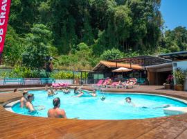 Base Ao Nang Beachfront Party Hostel 18-35 Years Old Only，位于奥南海滩的带泳池的酒店