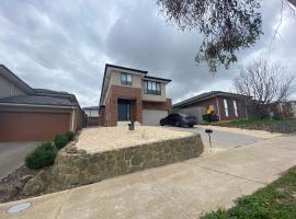 Whole House with 4QB - 44 Aspect - 30 minutes from Melbourne International Airport - 2 Minutes to Westfield Shopping Center，位于Doreen的酒店
