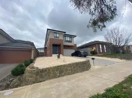 Whole House with 4QB - 44 Aspect - 30 minutes from Melbourne International Airport - 2 Minutes to Westfield Shopping Center