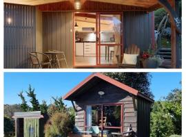 Swiss-Kiwi Retreat A Self-contained Appartment or a Tiny House option，位于陶朗加的住宿加早餐旅馆