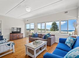 Delightful 3-Bed Home Minutes from Avoca Beach，位于阿沃卡海滩的带停车场的酒店