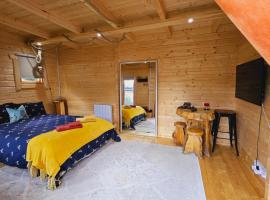 Cosy Self-Contained Log Cabin, Private Entrance & Free on St Parking，位于波茨莱德的住宿加早餐旅馆