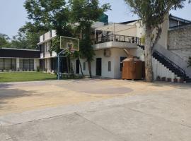 Cheerful 2-bedroom villa with big garden n sports，位于Karnal的酒店