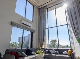 Cahaya - Beachouse 4BHK Villa with Jacuzzi & Home Theatre, 7 minute walk to the beach，位于曼德维的酒店