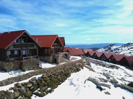 Chal&eacute; de Montanha com sons de rio，位于Cortes do Meio的木屋