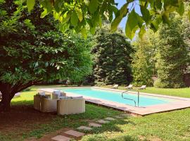 La Vaseria Country House with Secret Garden and pool，位于Ghivizzano的乡间豪华旅馆