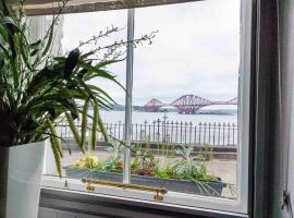 Edinburgh Coastal Cottage : 20 min train to City Centre : Spectacular Views of Forth Bridges，位于昆斯费里的酒店