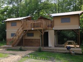 Treehouse tent at the Regge with private sanitary facilities 6 people，位于Zuna的露营地