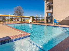 Quality Inn & Suites Weatherford，位于韦瑟福德的酒店