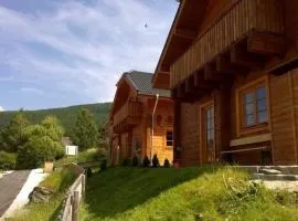 Charmantes Ferienhaus in Sankt Margarethen Im Lungau mit Kleinem Garten und Bergblick