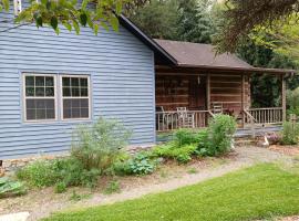 Restored1850s log cabin, with gazebo and gardens! 1 mile to downtown Weaverville，位于Weaverville的酒店