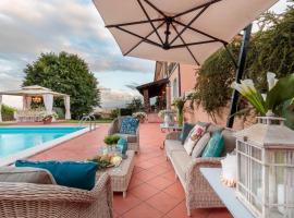Villa Dana, 4 bedrooms 4 bathrooms Retreat Villa with Private Swimming Pool and SPA，位于Valgiano的酒店