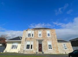 Home in Troon, South Ayrshire，位于特伦的酒店