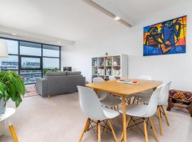 Captivating Lake Views in Kingston - Hosted by CanStay，位于金斯顿的酒店