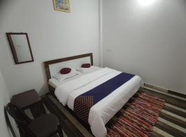 Goroomgo Hotel Kashi Nest Varanasi - A Peacefull Stay & Parking Facilities，位于瓦拉纳西的带停车场的酒店