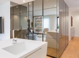 Enjoyer - Seafront apartment with PRIVATE Heated POOL and terrace，位于斯普利特的酒店