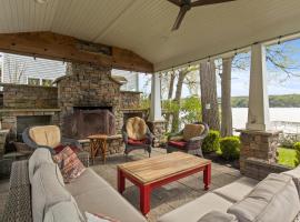 Luxury Conesus Lakeside Dock Modern Amenities，位于Livonia的度假屋