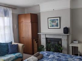 Comfort and Convenience double with ensuite London W7，位于伦敦的民宿