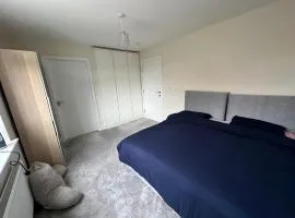 Pvt ensuite room ,25 mins train to city center