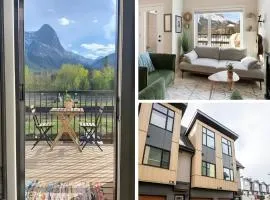 Casa de Luna by Canadian Rockies Vacation Rentals