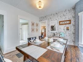 Lovely Ludlow Farmhouse about 1 Mi to Town and Slopes!，位于拉德洛的酒店