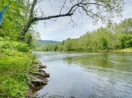 Riverfront Shenandoah Getaway with Kayaks and Tubes!，位于仙纳度的酒店