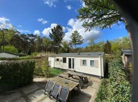 Veluwe, gezellig 4p chalet bij bos, zonnige tuin，位于奥特罗的木屋