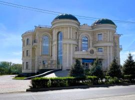 Royal BV，位于乌斯季卡缅诺戈尔斯克Stantsiya Smolyanka附近的酒店