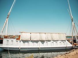 Dahabiya Nile Cruise，位于卢克索的船屋