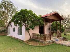 Orchard At Sarai - Private cottage, Large lawn, & Pet friendly，位于古尔冈的酒店