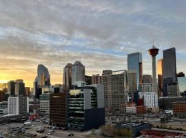 Heart of Downtown Calgary Spacious Luxury Condo with Stunning Views and Premium Amenities，位于卡尔加里的带停车场的酒店