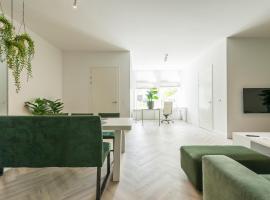 New Luxurious Apartment With 2 Bedrooms & Garden，位于罗森达尔De Stok Golfbaan附近的酒店