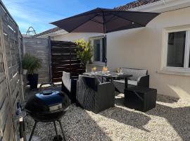 La petite Maison Mérignac jardin privé，位于梅里尼亚克的酒店