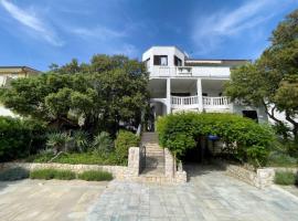 2 Bedroom apartment with sea view，位于曼德雷的酒店