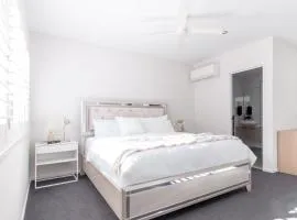 Beautiful Modern 3 Bedroom Family Suite Sleeps 6