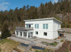 Lovely villa with a view of the Byfjorden and Uddevalla，位于乌德瓦拉的度假屋