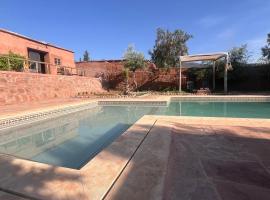 Escapade famille - vue panoramique et piscine privée，位于Aït Ghemat的酒店
