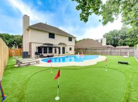 Amazing Getaway Home - 4 Bedrooms 2,5 Baths - West Houston, Katy, Richmond - Huge Pool, Mini-Golf, PingPong, Billards, BBQ, Katy Asian Town, Typhoon Waterpark, King Bed，位于凯蒂的酒店