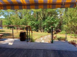 Chalet au milieu de la forêt avec lac à proximité，位于Layrac的酒店