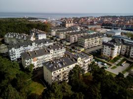 Apartamenty Bałtyckie - Na Wydmie - winda, bezpłatny parking, 100m od port，位于乌斯特卡的酒店