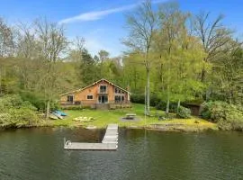 Lakefront Family Home, Kayaks, Hot Tub, Fireplace