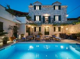 NEW Villa Filipetti in Makarska center, 4 en-suite bedrooms charming stone house, heated private pool, 600m from beach