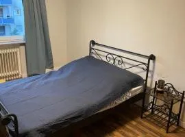 Graues Zimmer in Wohnung mit Balkon