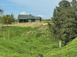 Holly Tree Glamping Cabins，位于Wigglesworth的酒店