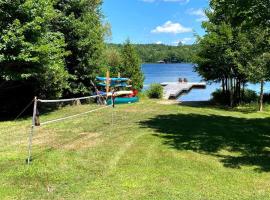 Beautiful lakefront cottage on Rebecca Lake with Hot Tub，位于Oxtongue Lake的度假屋