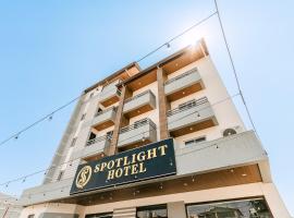 Spotlight Hotel near Hundred Islands Wharf，位于阿拉米诺斯的酒店