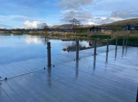 Luxurious and Peaceful Lakeside House, Clitheroe，位于克利夫罗的酒店