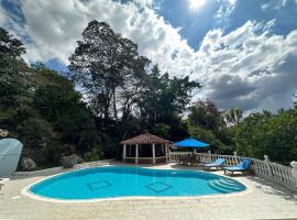 Increíble casa campestre con piscina y jacuzzi，位于锡尔瓦尼亚的酒店