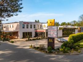 Hotel - Restauracja "SŁONECZNA"，位于亚罗钦的带停车场的酒店